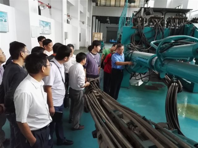 鹤发银丝映日月，，，，，，，赤心热血沃新花