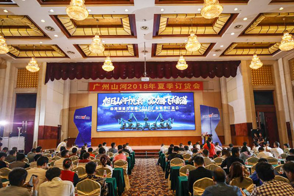 红四月，，，，，恒峰g22智能挖掘机促销会节节攀升