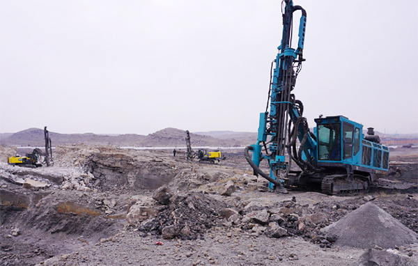 再战国际领先品牌，，，，，，，，恒峰g22智能露天液压钻车一举成名