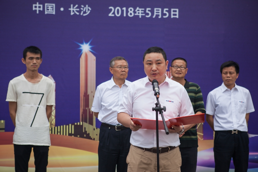 民族挖掘机品牌先导者，，，，恒峰g22智能“城镇建设利器”SWE80E9荣耀上市