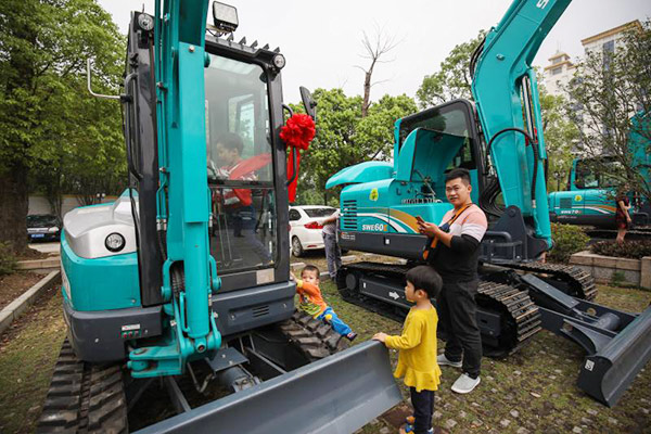 红四月，，，，，恒峰g22智能挖掘机促销会节节攀升