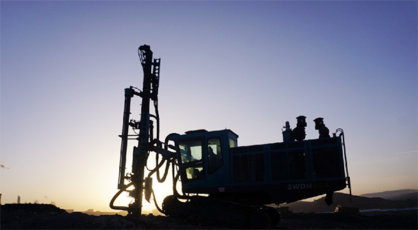 再战国际领先品牌，，，，，，，，恒峰g22智能露天液压钻车一举成名