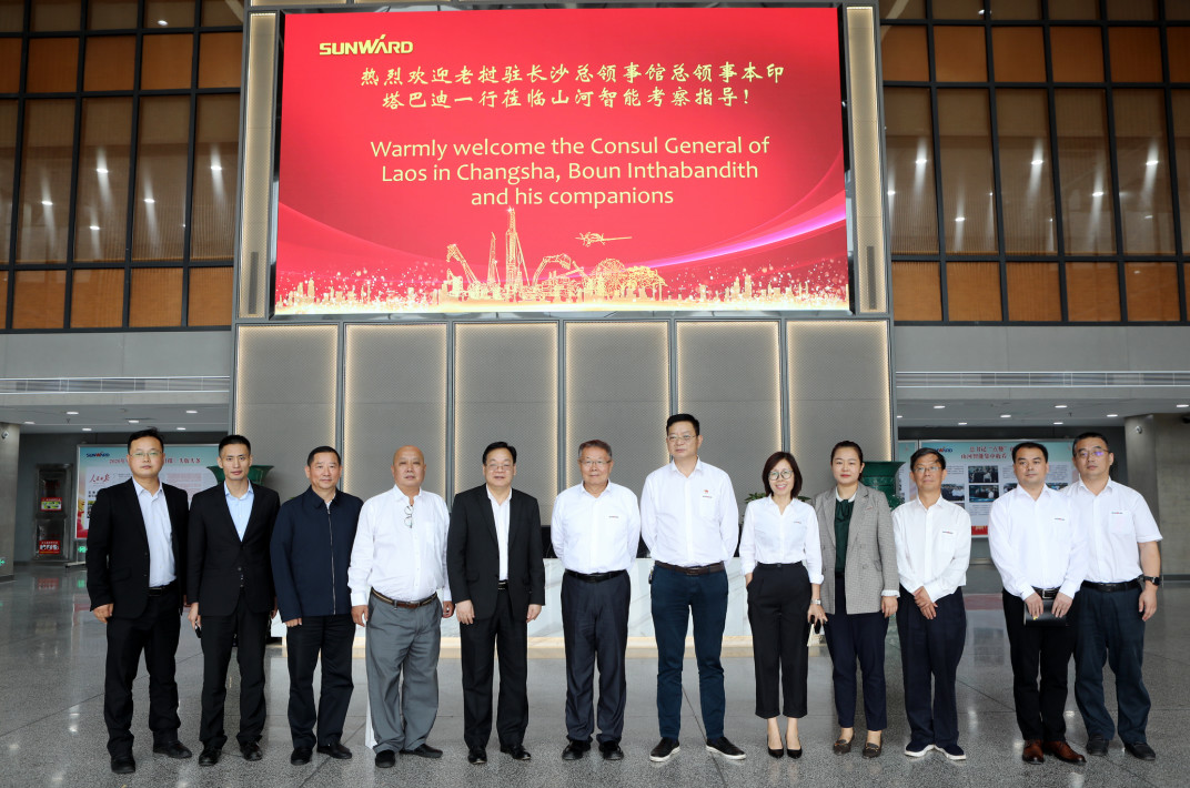 老挝长沙总领事本·印塔巴迪考察恒峰g22智能