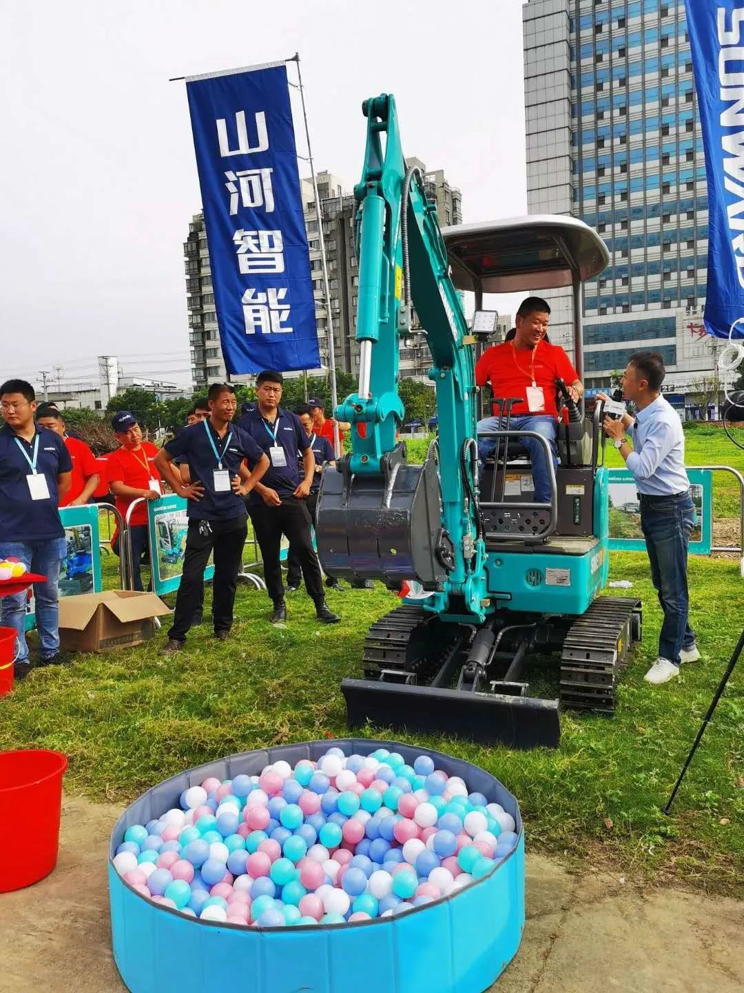 2020全球微挖大会 恒峰g22智能精品微挖赢得满堂彩