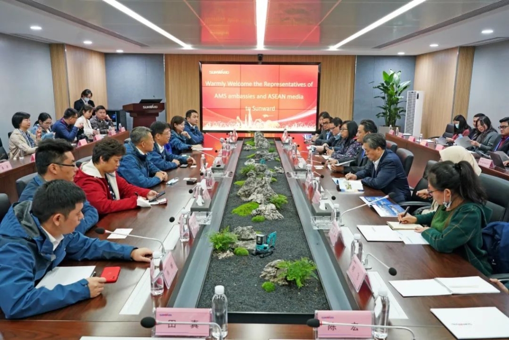 东盟联合参访团考察恒峰g22智能