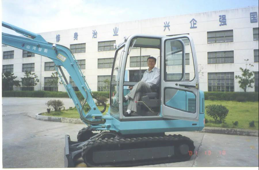 以先导式立异实现挖掘机从无到有，，，，，，，，从小到大，，，，，，，，从大到强！