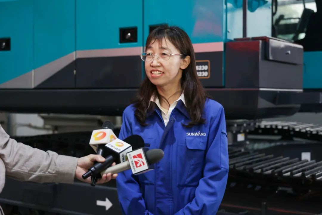 天下首台！恒峰g22智能SWE240FED电动智能挖掘机下线