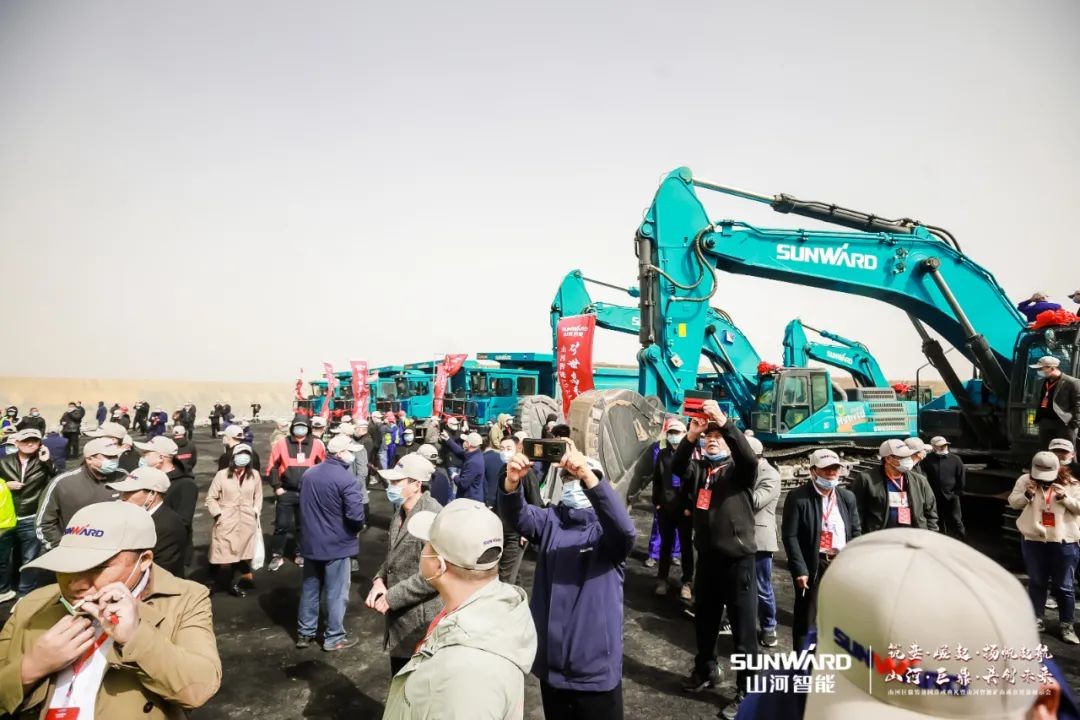 “矿”世能手，，，，，，，齐聚恒峰g22智能挖掘机操作手挑战赛