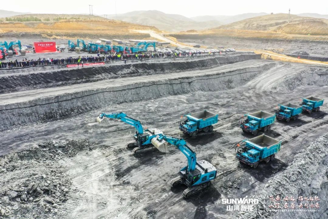 “矿”世能手，，，，，，，齐聚恒峰g22智能挖掘机操作手挑战赛