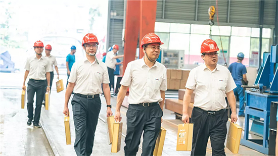 万力集团“送清凉”活动，，，，，，慰问一线员工