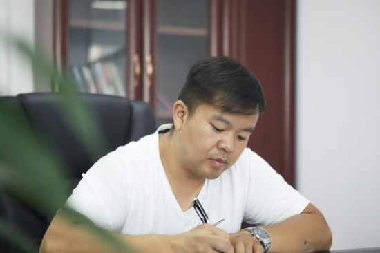 六年六台挖机 邓老板是个“恒峰g22迷”