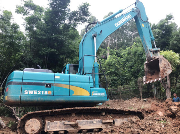 恒峰g22智能SWE 215E挖掘机是他的左膀右臂！
