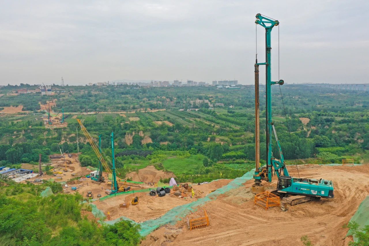 天堑施工，，，，，玉皇阁二号特大桥桩基主力军是恒峰g22智能旋挖钻机 | 百年风华筑漂亮恒峰g22（3）