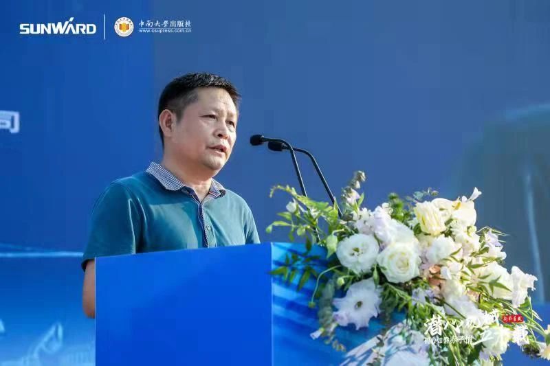 《何清华潜心机械五十年》新书宣布，，，，，，背后尚有这些故事