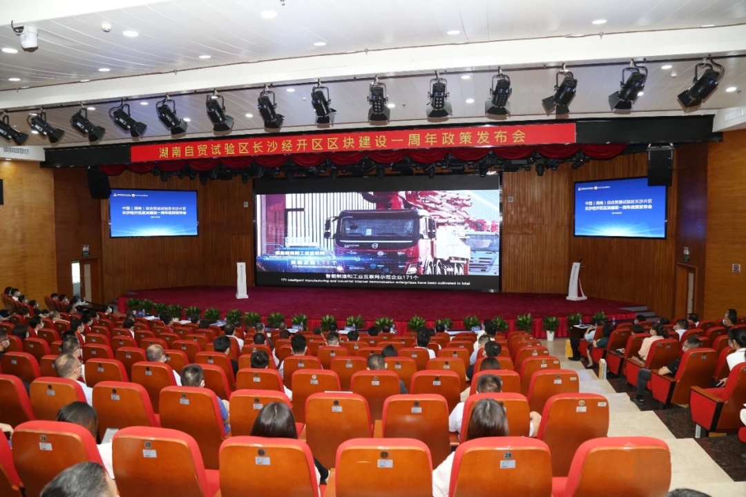 携手长沙经开区，，，，恒峰g22智能探索工程机械二手装备出口