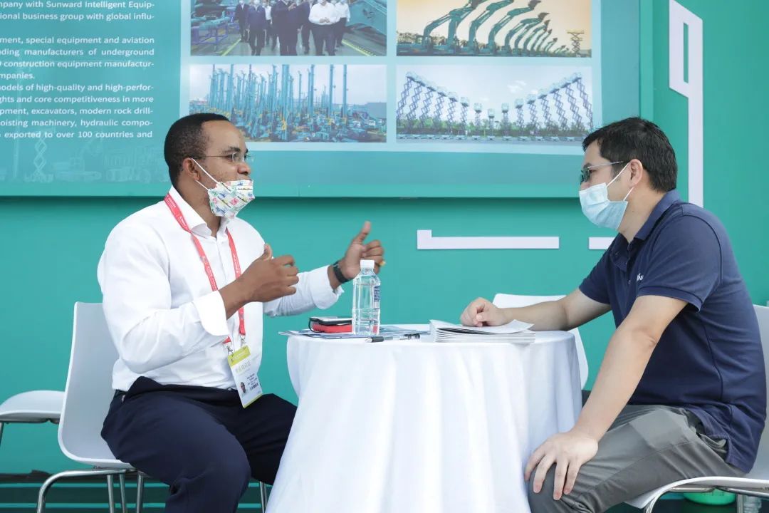 亮相中非经贸展览会！恒峰g22智能尽展工程机械国产品牌魅力