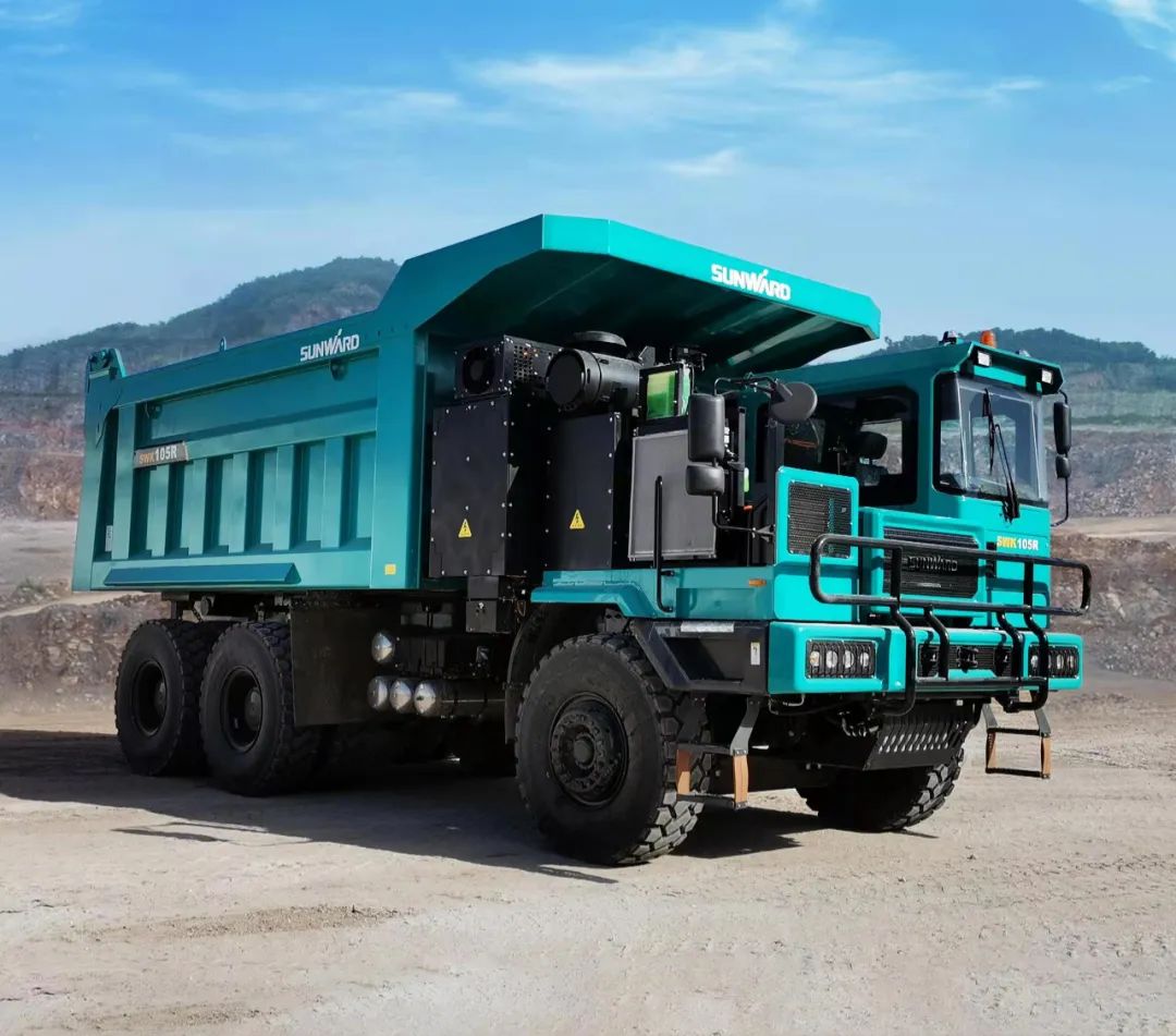 新能源，，，，，，，，长续航！恒峰g22智能首台LNG增程式宽体矿卡下线交付