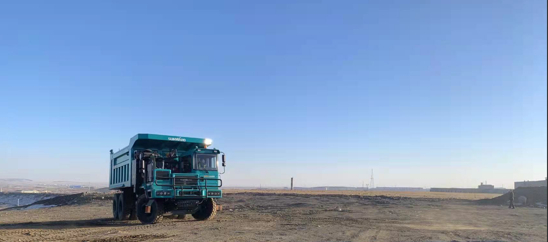 新能源，，，，，，，，长续航！恒峰g22智能首台LNG增程式宽体矿卡下线交付