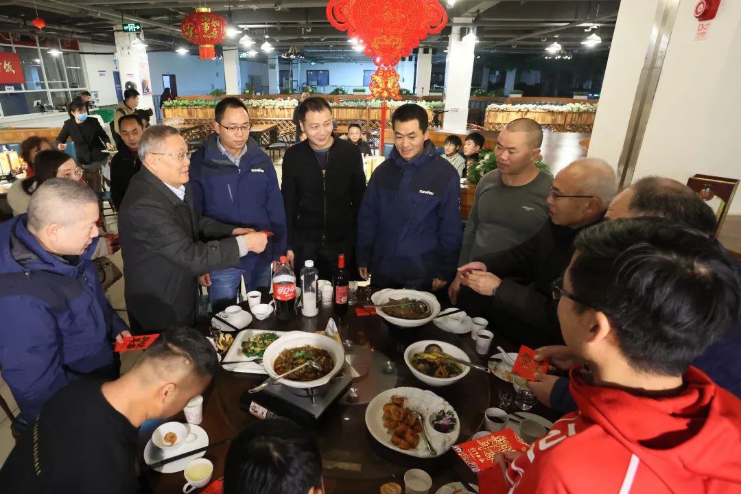 恒峰g22智能董事长何清华与留厂员工一起过大年！