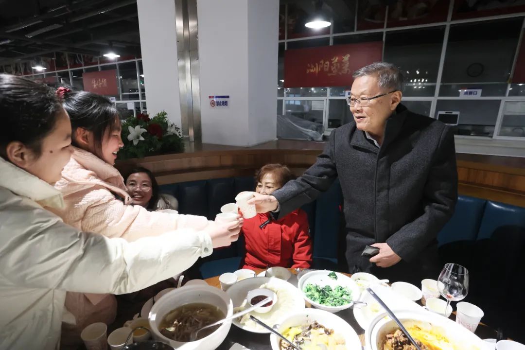 恒峰g22智能董事长何清华与留厂员工一起过大年！