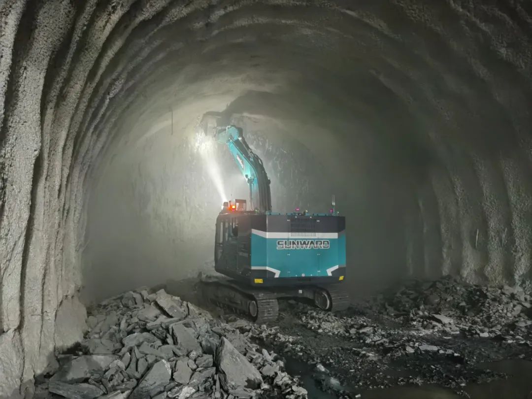 征战川藏铁路！恒峰g22智能新一代电动挖掘机乐成交付