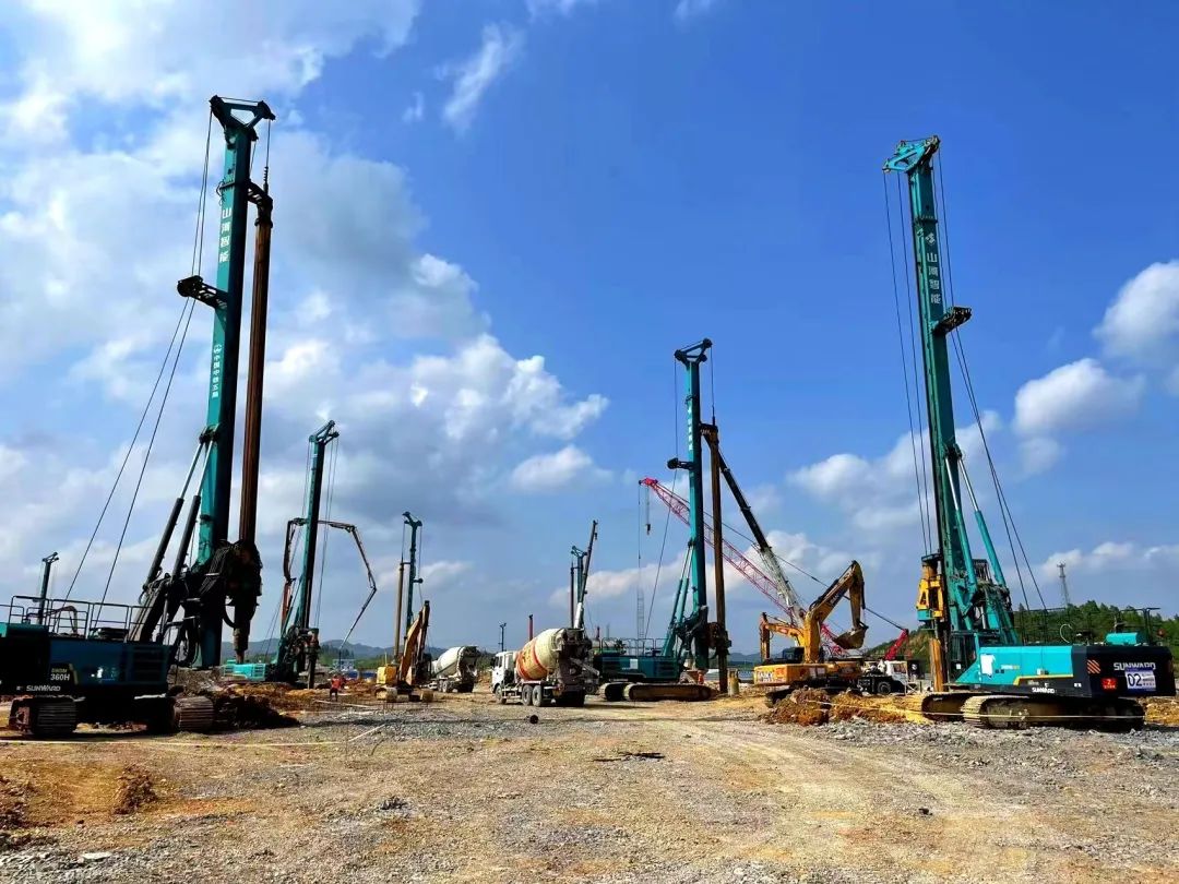 打桩“神器”再露矛头！恒峰g22智能旋挖钻机助力贵阳贵安新区负极质料项目加速建设