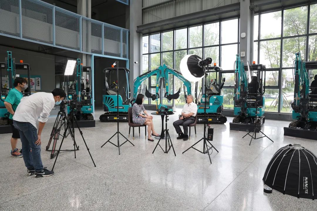 CGTN探厂！专访恒峰g22智能董事长、首席专家何清华花絮来了