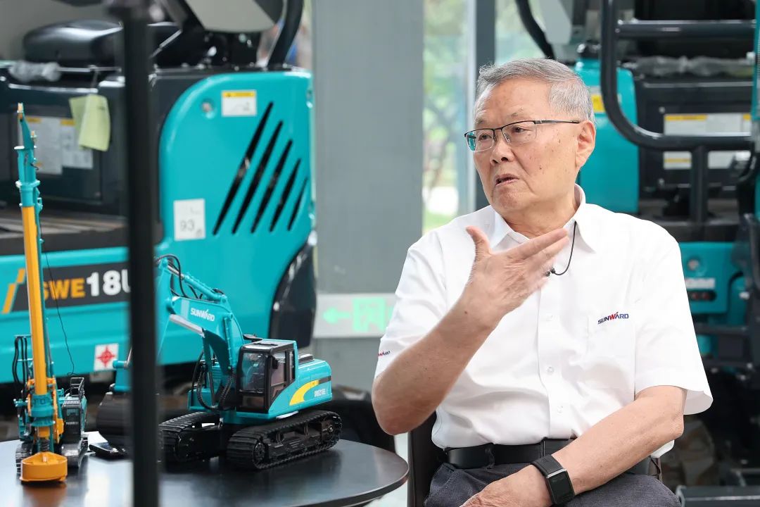 CGTN探厂！专访恒峰g22智能董事长、首席专家何清华花絮来了