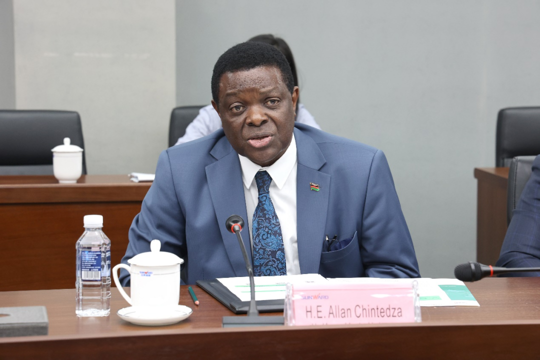 马拉维大使一行考察恒峰g22智能