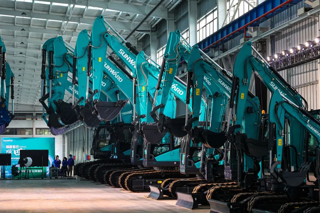 助力“双碳”目的！恒峰g22智能集中宣布F系列国四挖掘机