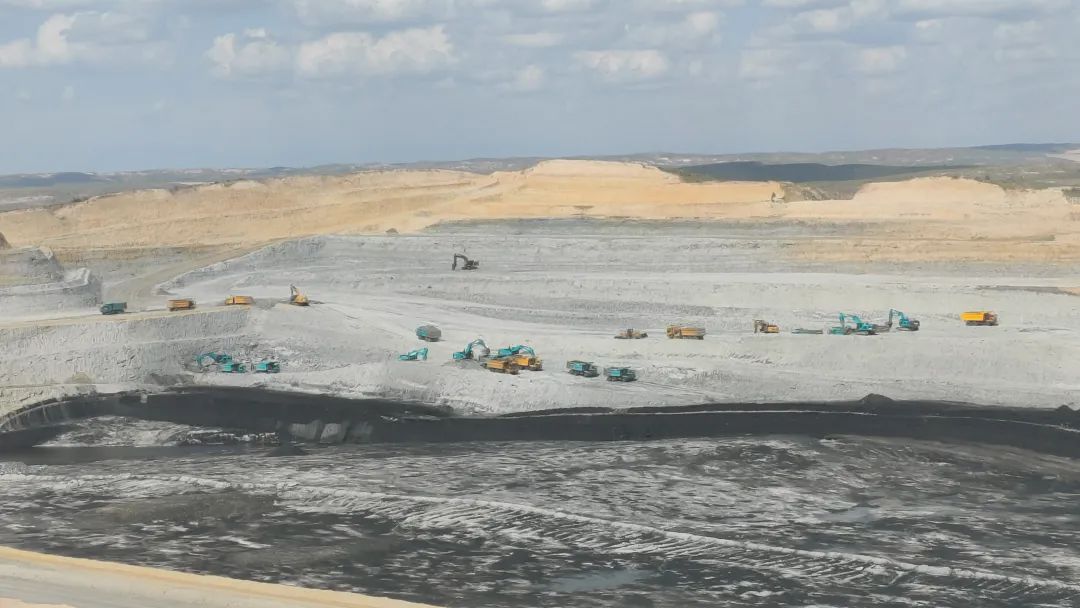 腾远添智能新绿，，，，，，，恒峰g22巨改革能源矿卡批量交付