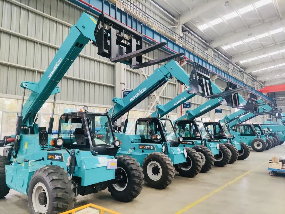 “兔飞猛进”添新品！恒峰g22智能两款伸缩臂叉装车同时下线