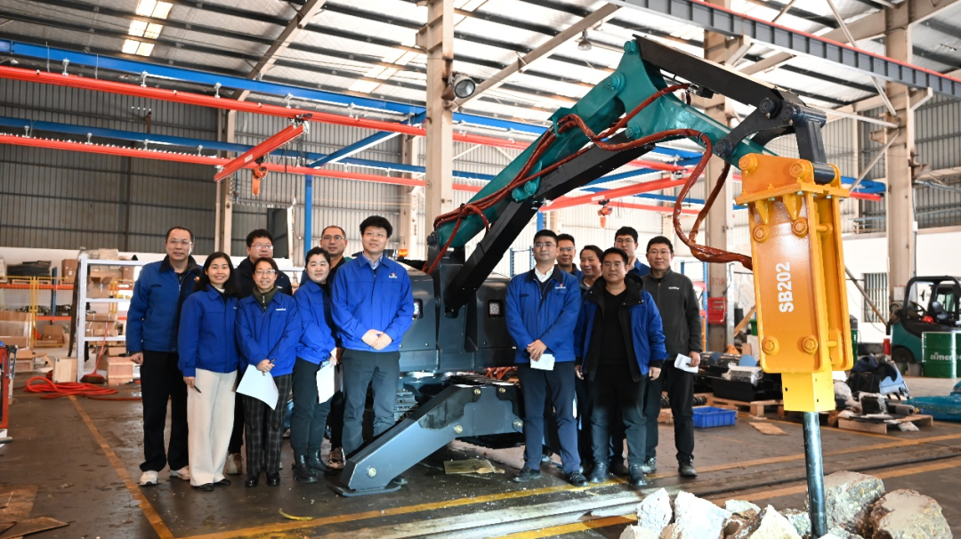 破拆应急，，，，智能继续！恒峰g22特装SWR280DE破拆机械人下线交付