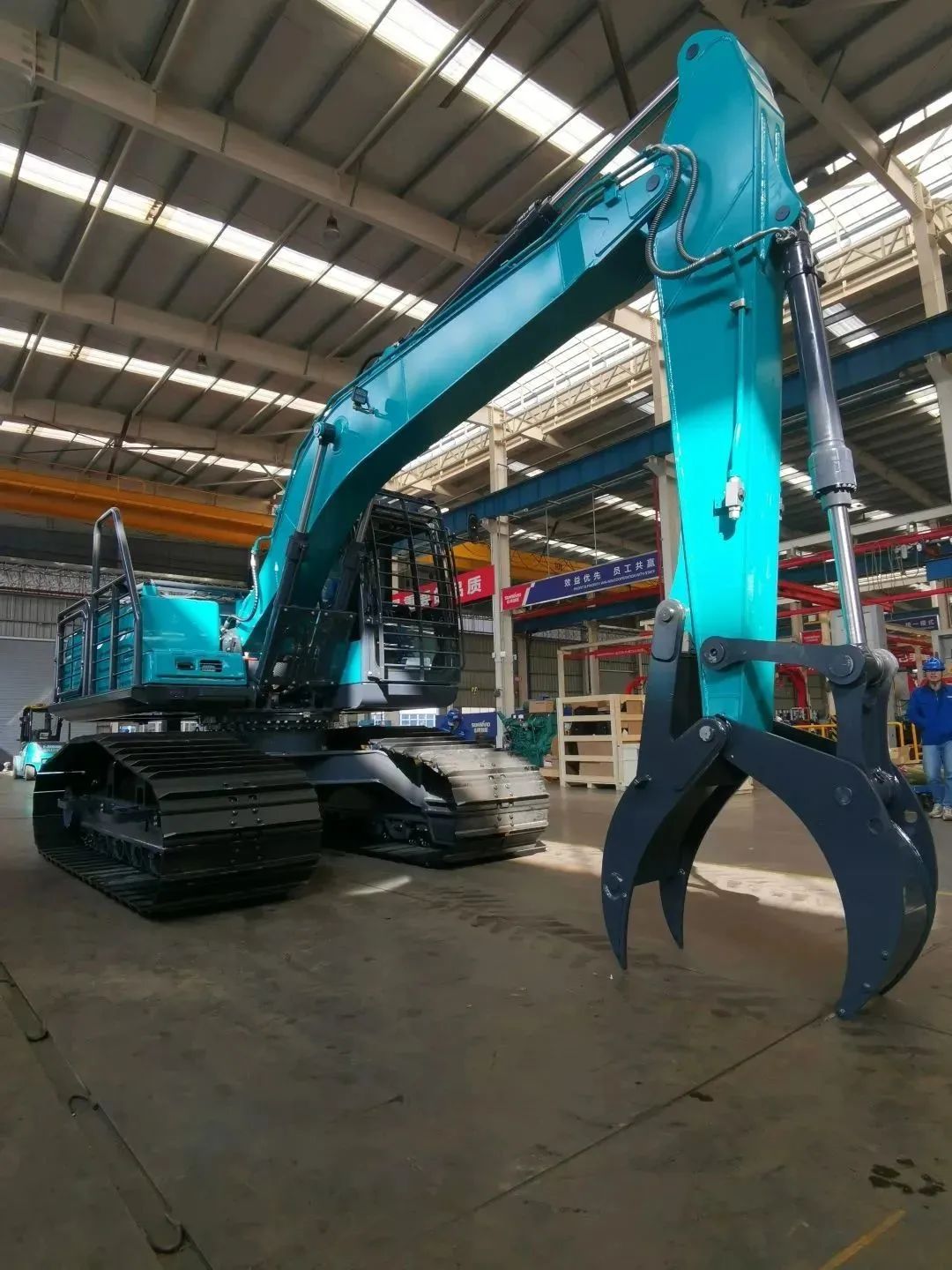 翻山越岭，，，，，，称霸“武林”！恒峰g22智能首款中型林业挖掘机乐成下线