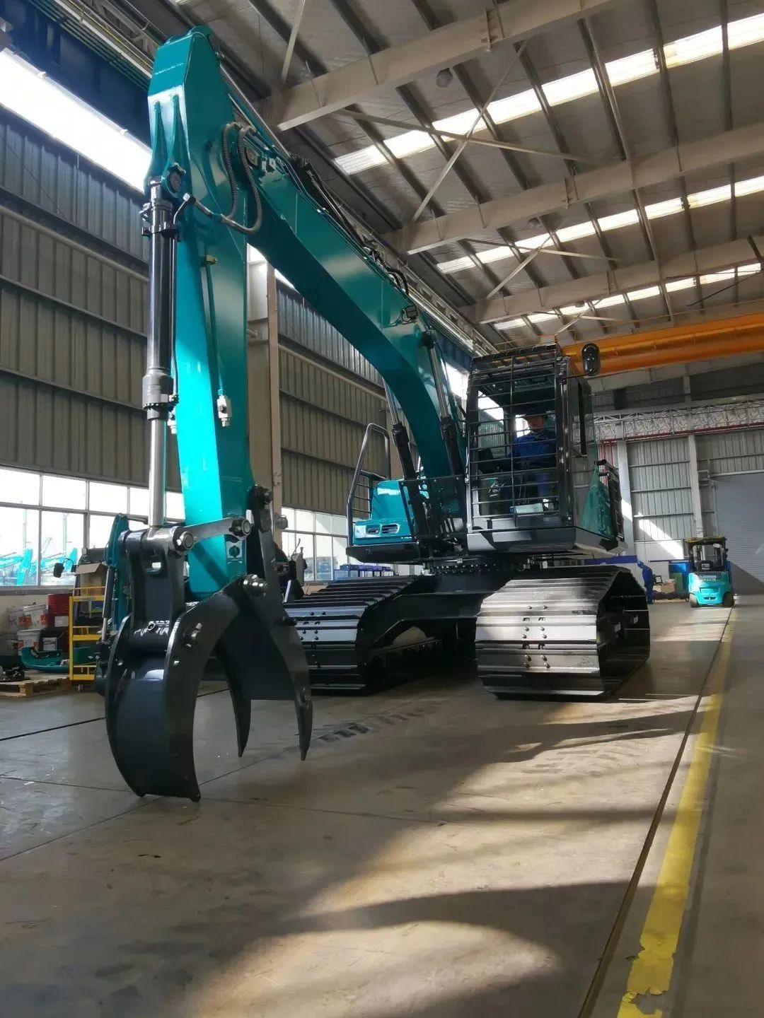 翻山越岭，，，，，，称霸“武林”！恒峰g22智能首款中型林业挖掘机乐成下线