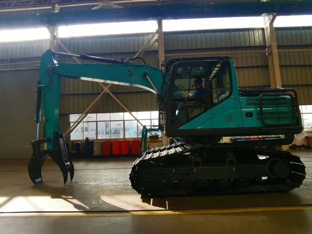 翻山越岭，，，，，，称霸“武林”！恒峰g22智能首款中型林业挖掘机乐成下线