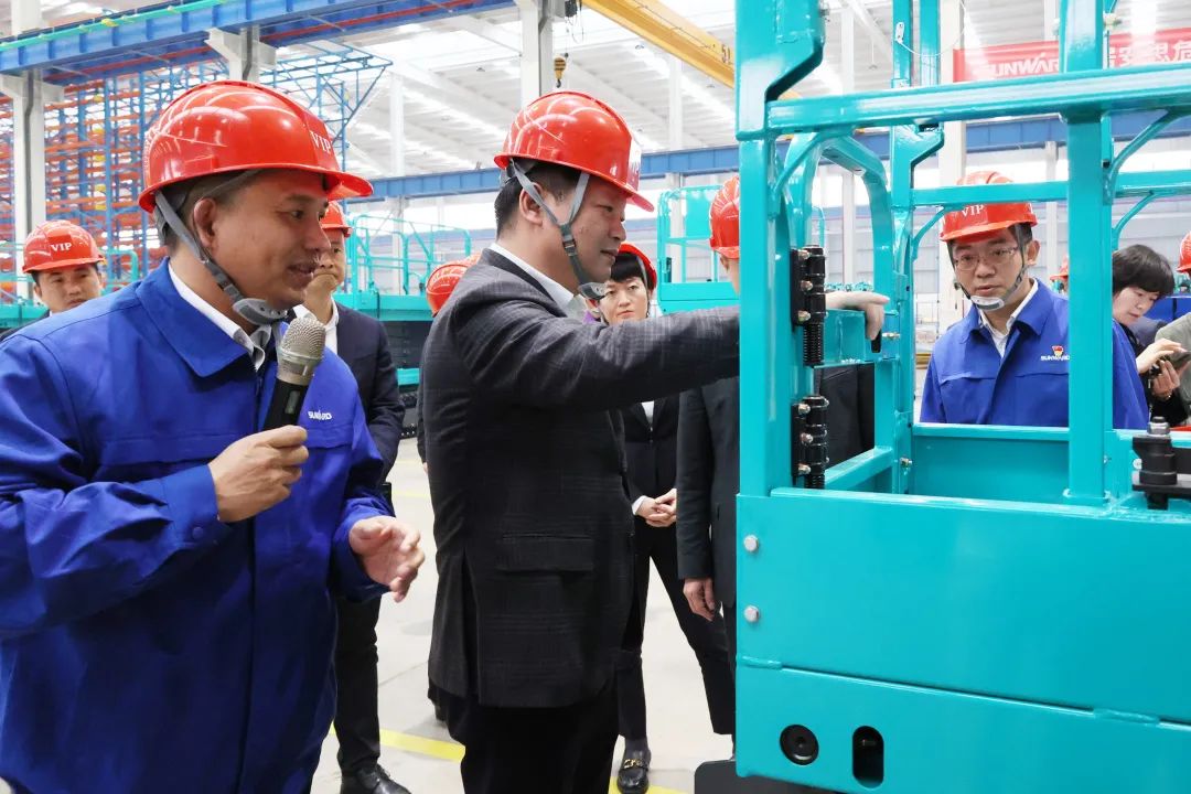 付旭明慰问恒峰g22智能市三八红旗头并督导清静生产事情