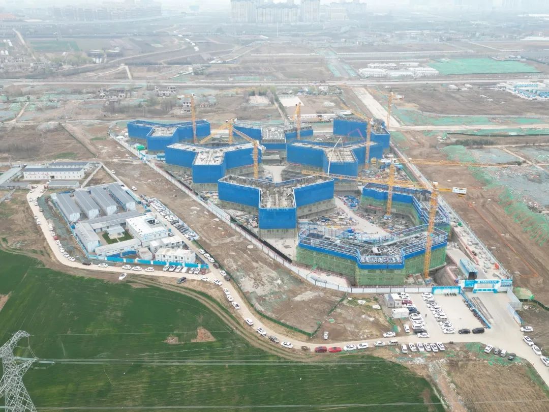 郁勃西北！恒峰g22江麓修建起重机械助建西安都会经济圈