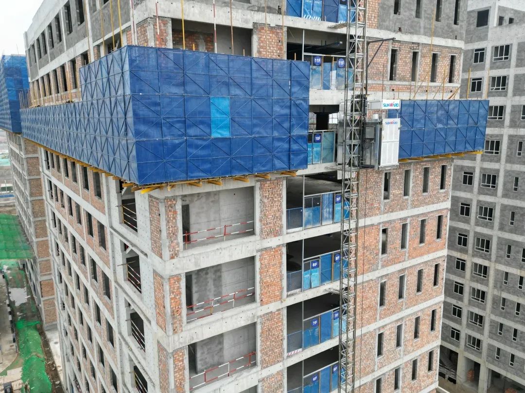 郁勃西北！恒峰g22江麓修建起重机械助建西安都会经济圈