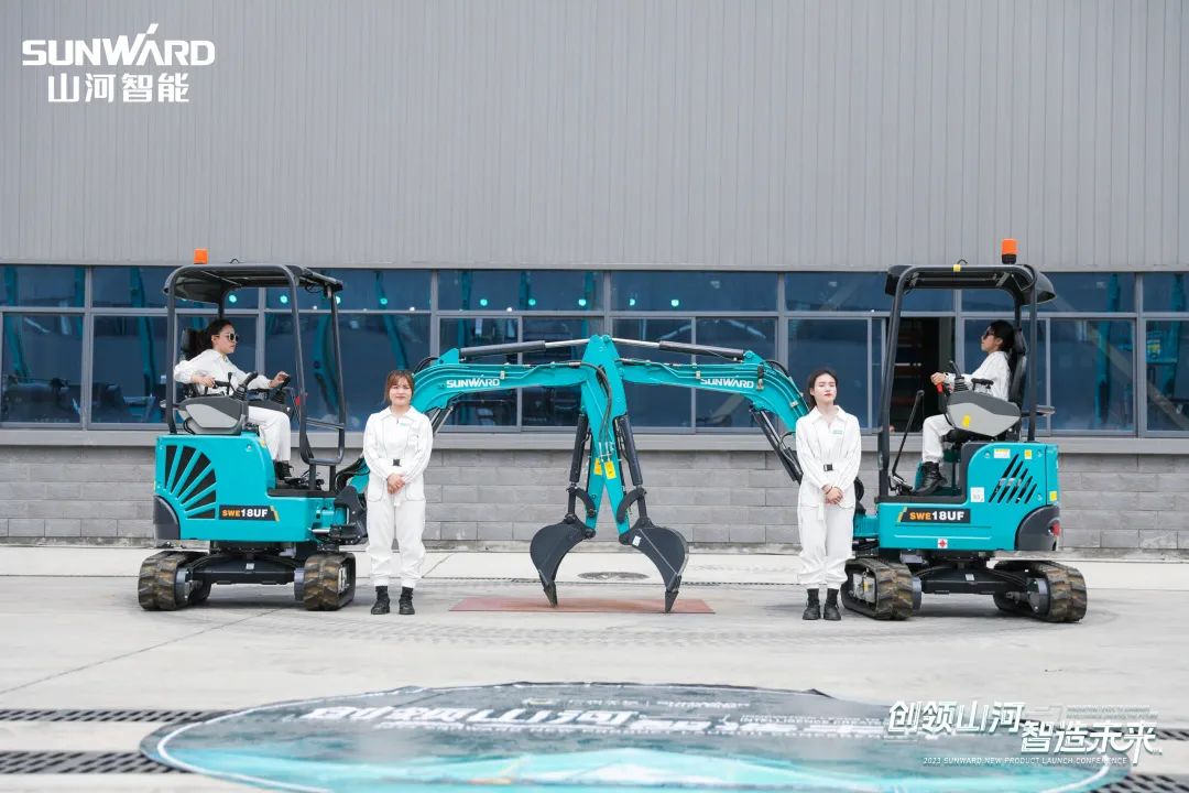 精品出击、互动一直！恒峰g22智能F系列挖掘机闪灼长沙展