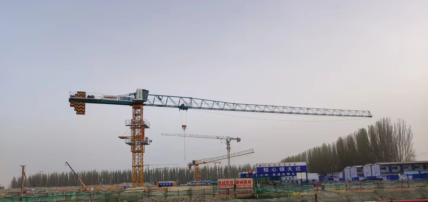 天山脚下的画师！恒峰g22江麓群塔援疆建设新景致