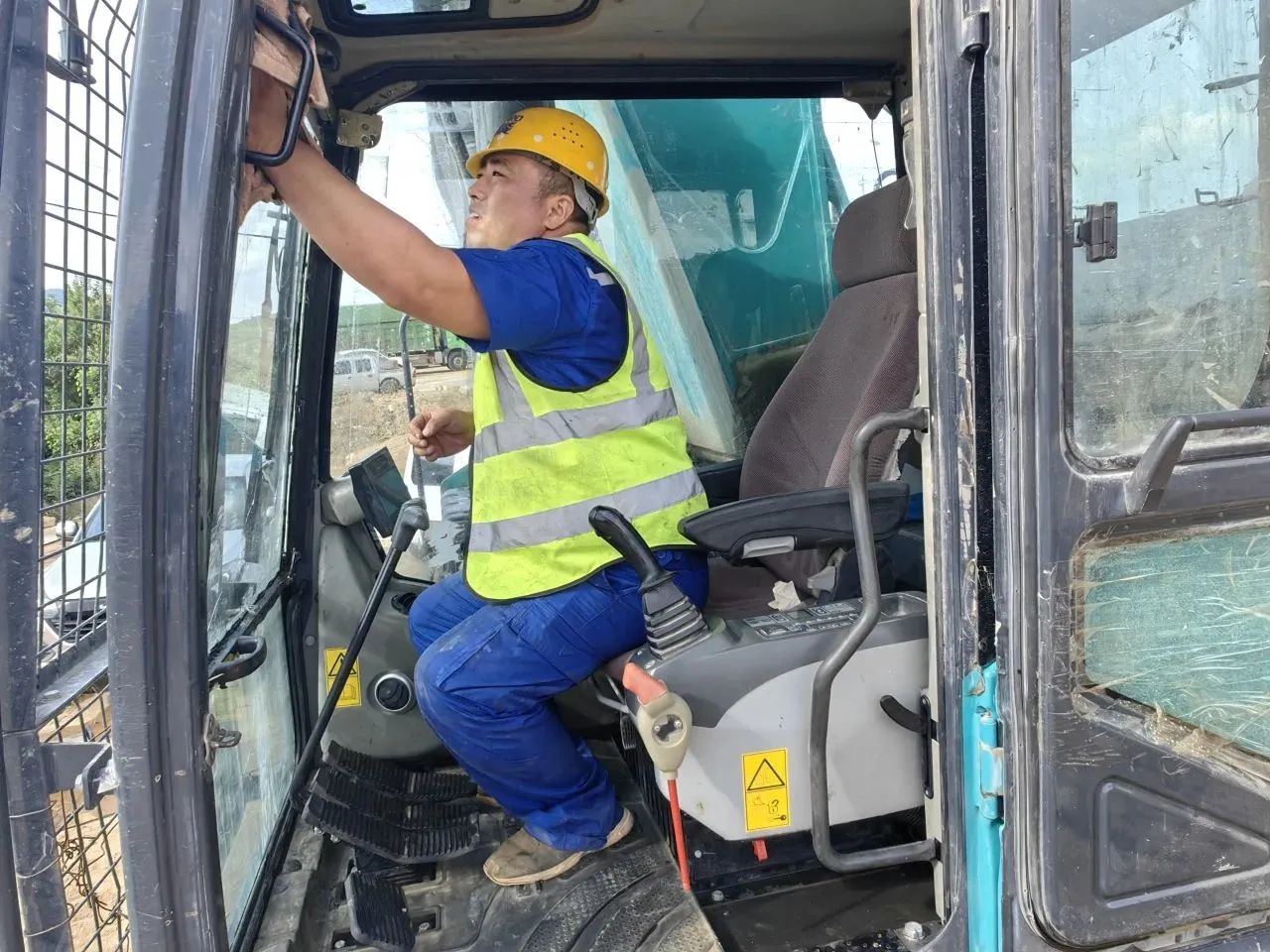 步履一直，，，，，，效劳不止！恒峰g22智能挖掘机效劳万里行火热举行中