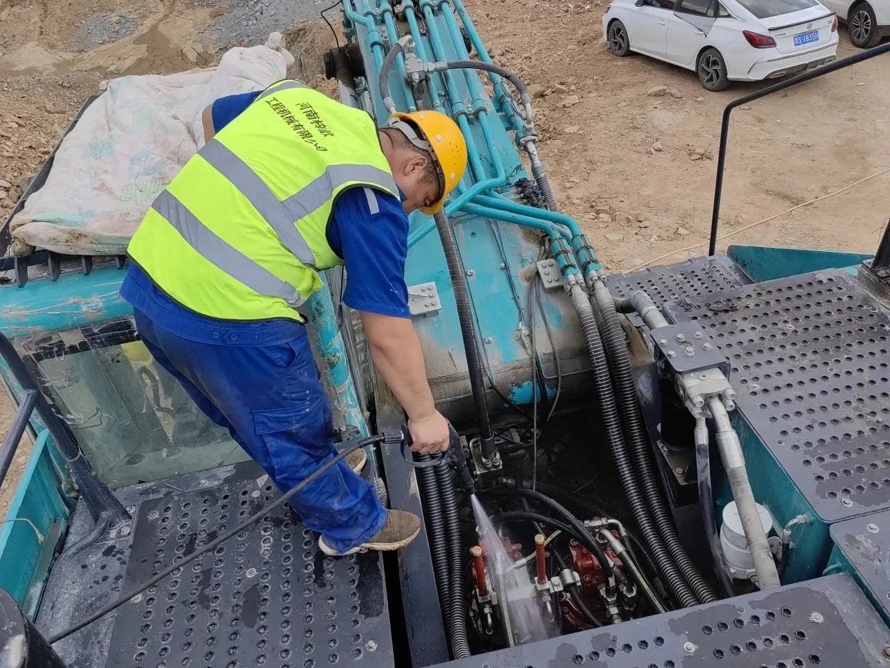 步履一直，，，，，，效劳不止！恒峰g22智能挖掘机效劳万里行火热举行中