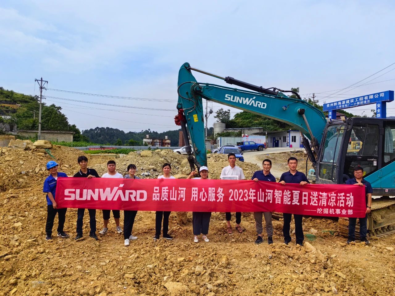 步履一直，，，，，，效劳不止！恒峰g22智能挖掘机效劳万里行火热举行中