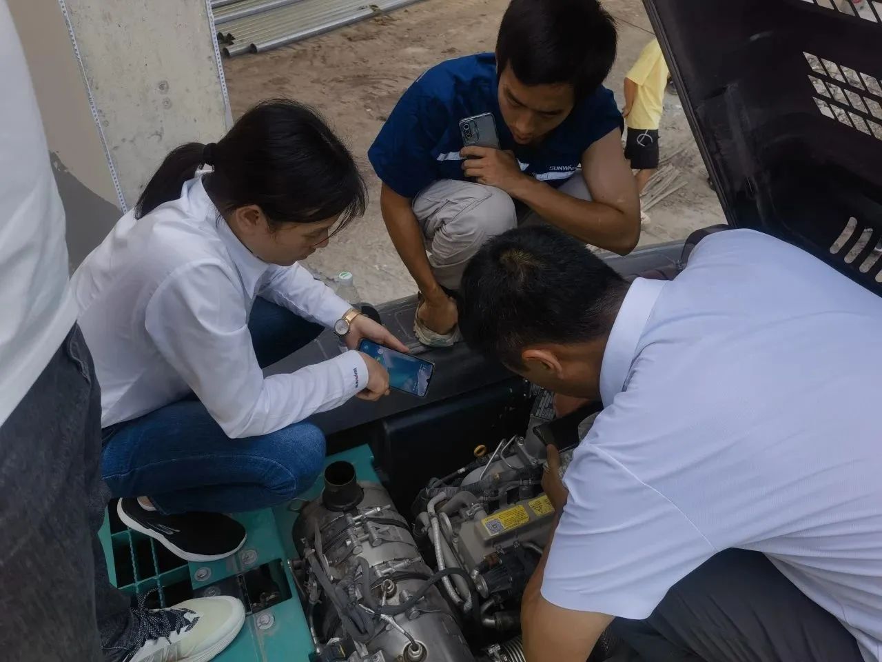 步履一直，，，，，，效劳不止！恒峰g22智能挖掘机效劳万里行火热举行中