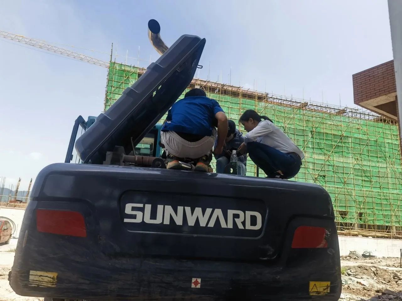 步履一直，，，，，，效劳不止！恒峰g22智能挖掘机效劳万里行火热举行中