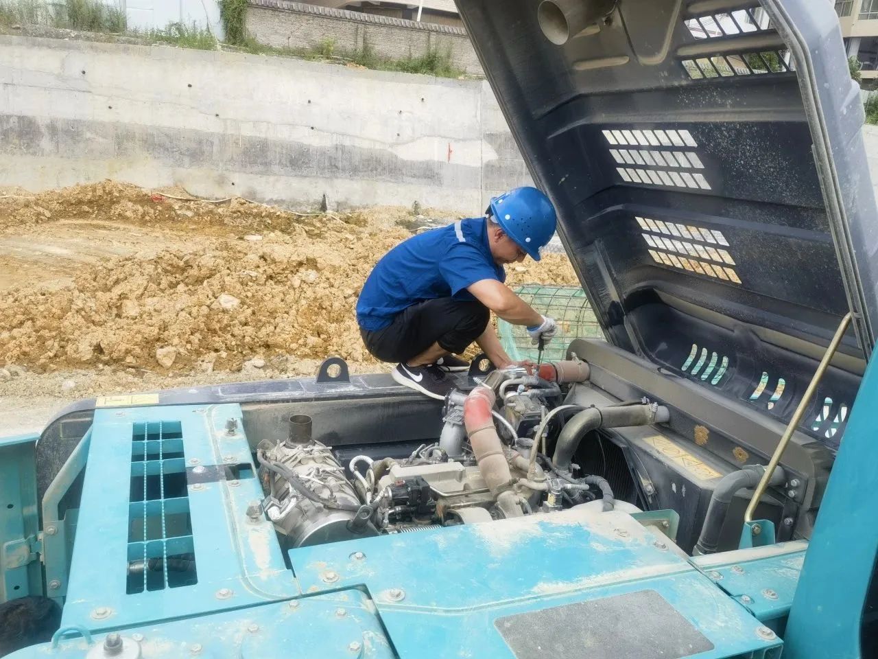 步履一直，，，，，，效劳不止！恒峰g22智能挖掘机效劳万里行火热举行中