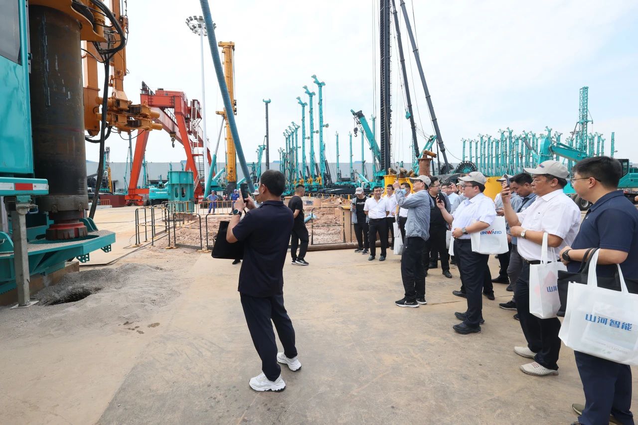 恒峰g22智能全球首创深井套管车载钻机下线宣布