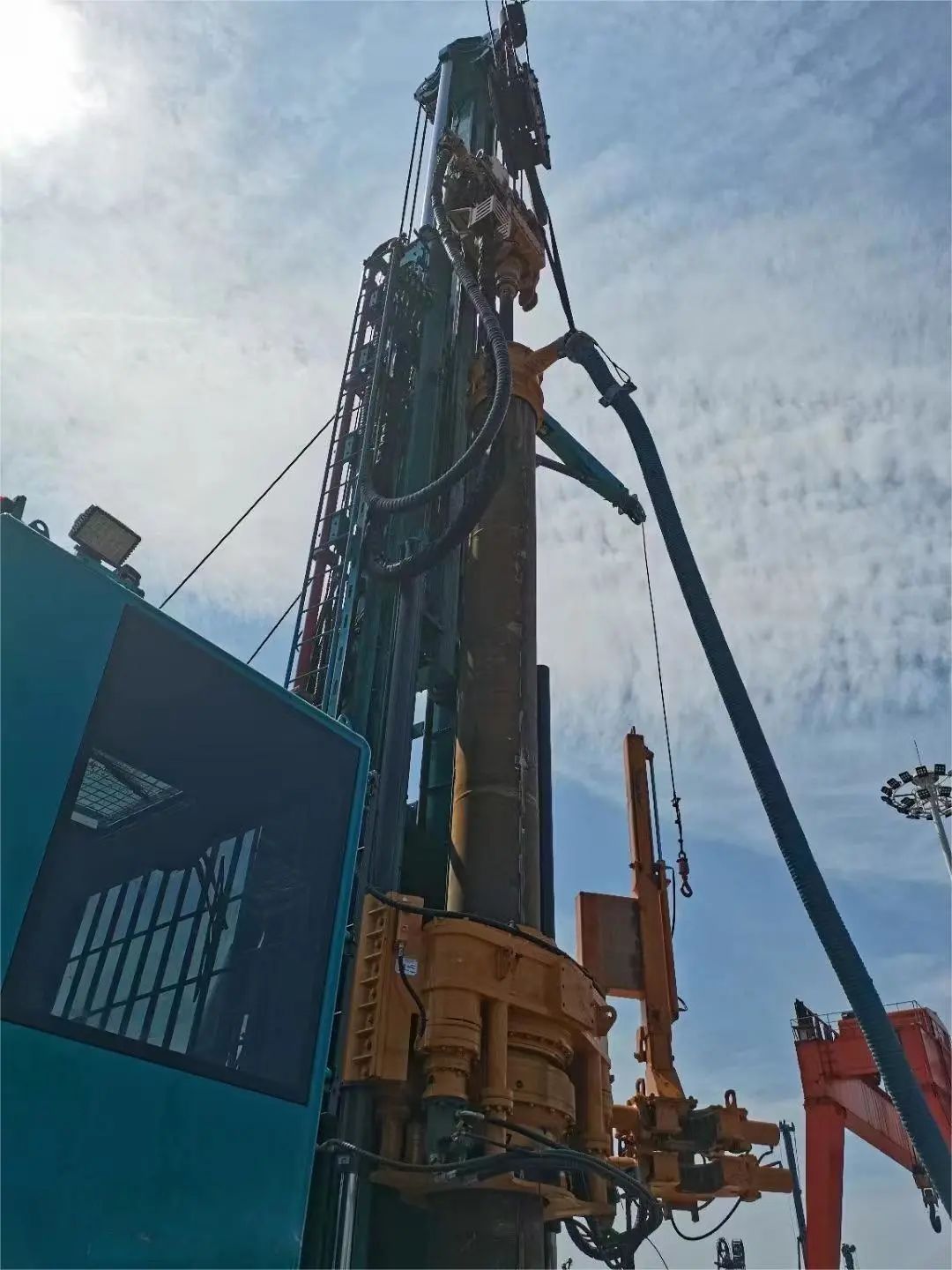 恒峰g22智能全球首创深井套管车载钻机下线宣布