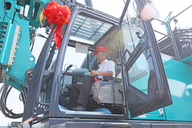 恒峰g22智能桩工机械再添强将！SWDM800H旋挖钻机顺遂下线